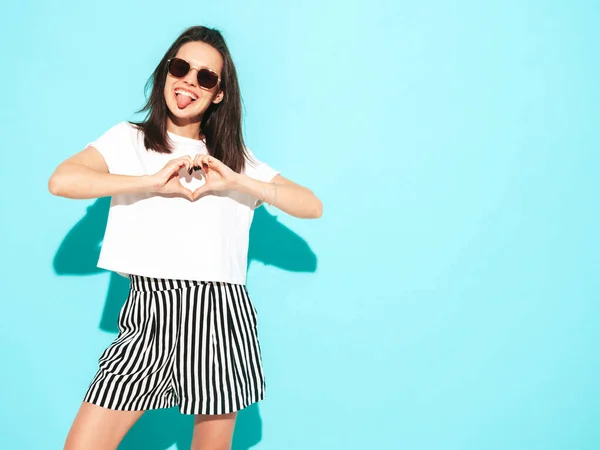 Retrato Jovem Bela Fêmea Sorridente Roupas Verão Moda Mulher Morena — Fotografia de Stock