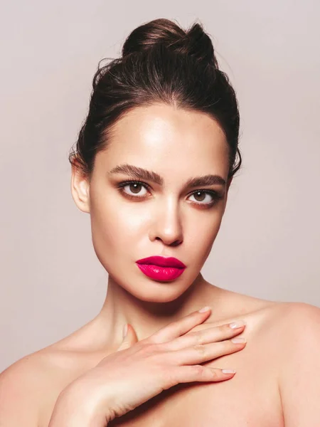 Piękny Portret Młodej Brunetki Eleganckim Makijażem Idealną Czystą Skórą Seksowny — Zdjęcie stockowe