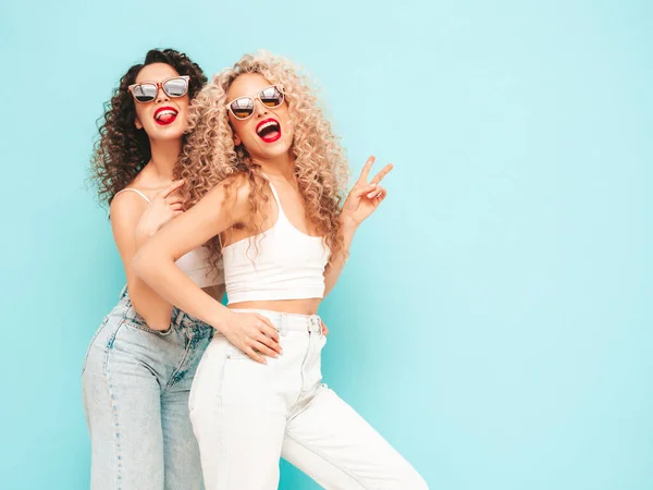Dos Hermosas Mujeres Hipster Sonrientes Sexy Ropa Verano Modelos Moda —  Fotos de Stock