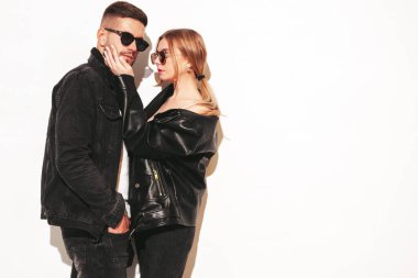 Seksi, gülümseyen güzel kadın ve yakışıklı erkek arkadaşı. Mutlu, mutlu bir aile şefkatli anlar yaşıyor. Genç, tutkulu bir çift sarılıyor. Beyazda izole edilmiş duygusal bir çift. Neşeli ve mutlu