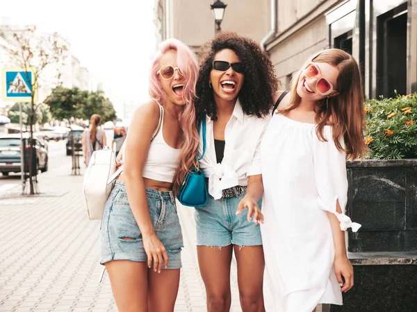 Τρεις Νεαρές Όμορφες Χαμογελαστές Γυναίκες Μοντέρνα Καλοκαιρινά Ρούχα Ξέγνοιαστες Ανέμελες — Φωτογραφία Αρχείου