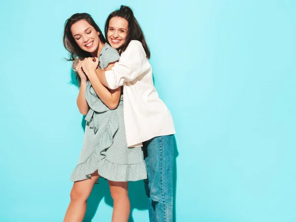 流行の夏服の2人の若い美しい笑顔ブロンドのヒップスター女性 スタジオの青い壁の近くにポーズをとるセクシーな屈託のない女性 楽しい正のモデル 陽気で幸せ — ストック写真