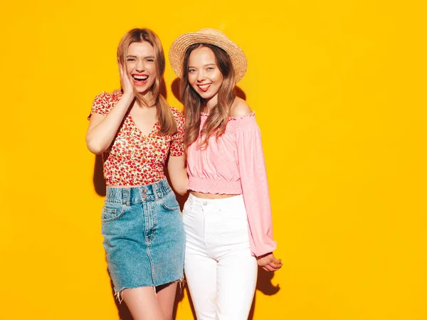 Zwei Junge Schöne Lächelnde Brünette Hipsterinnen Trendigen Sommerkleidern Sexy Unbeschwerte — Stockfoto