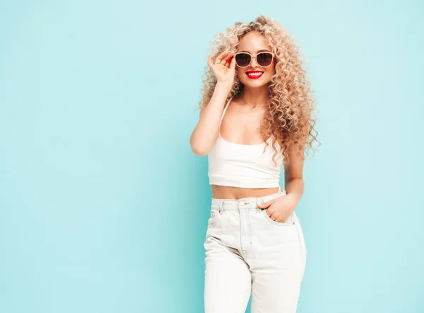 Sexy Jong Mooi Glimlachend Vrouwtje Trendy Hipster Zomerkleding Zorgeloze Vrouw — Stockfoto