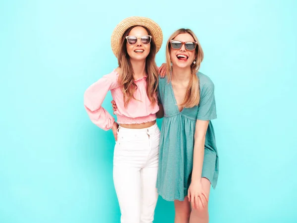 Дві Молоді Красиві Усміхнені Брюнетки Хіпстерки Модних Літніх Сукнях Сексуальні — стокове фото