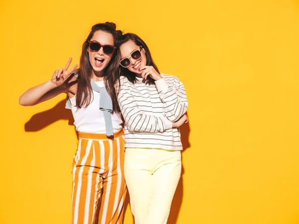 Dois Jovens Bonita Sorridente Loira Hipster Fêmea Moda Roupas Verão — Fotografia de Stock