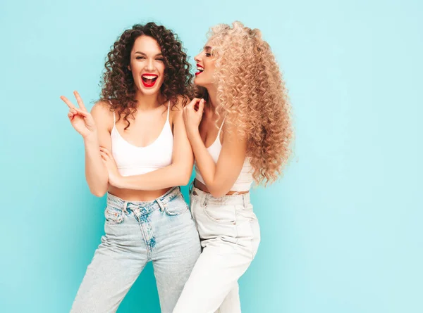 Δύο Όμορφες Σέξι Χαμογελαστές Χίπστερ Γυναίκες Καλοκαιρινά Ρούχα Μοντέλα Trendy — Φωτογραφία Αρχείου
