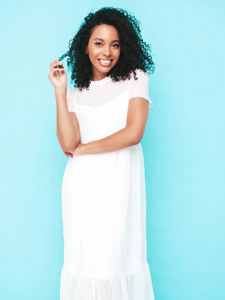 Hermosa Mujer Negra Con Peinado Afro Rizos Modelo Sonriente Vestido — Foto de Stock