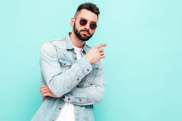 Porträtt Stilig Säker Snygg Hipster Lambersexuell Modell Man Klädd Jacka — Stockfoto