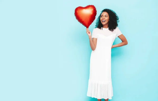 Hermosa Mujer Negra Con Peinado Afro Rizos Modelo Sonriente Vestido —  Fotos de Stock