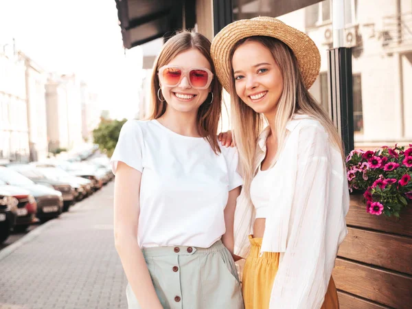 Twee Jonge Mooie Glimlachende Hippe Teefjes Trendy Zomerkleding Sexy Zorgeloze — Stockfoto