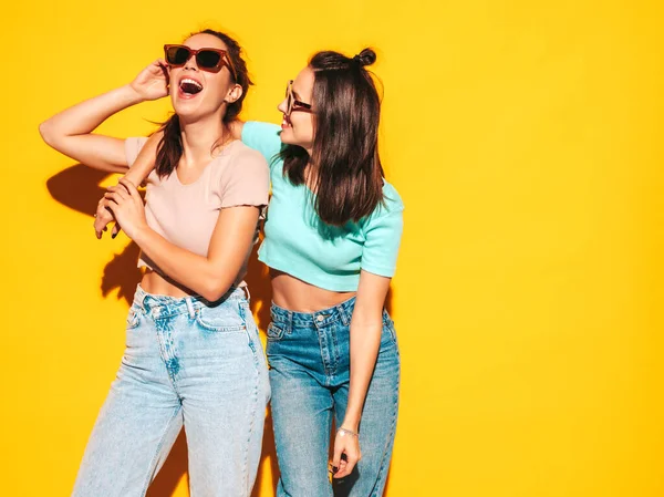 Dos Jóvenes Hermosas Sonrientes Hembras Hipster Rubias Con Ropa Verano —  Fotos de Stock