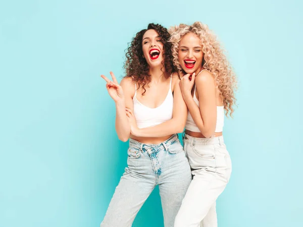 Duas Belas Mulheres Hipster Sorridentes Sexy Roupas Verão Modelos Moda — Fotografia de Stock