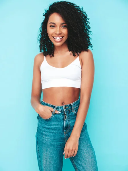 Schöne Schwarze Frau Mit Afro Locken Frisur Lächelndes Model Weißen — Stockfoto