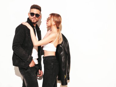 Seksi, kendine güvenen güzel bir kadın ve yakışıklı erkek arkadaşı. Mutlu, mutlu bir aile, hassas anlar yaşıyor. Genç ve tutkulu bir çift sarılıyor. Şehvetli çift izole edildi