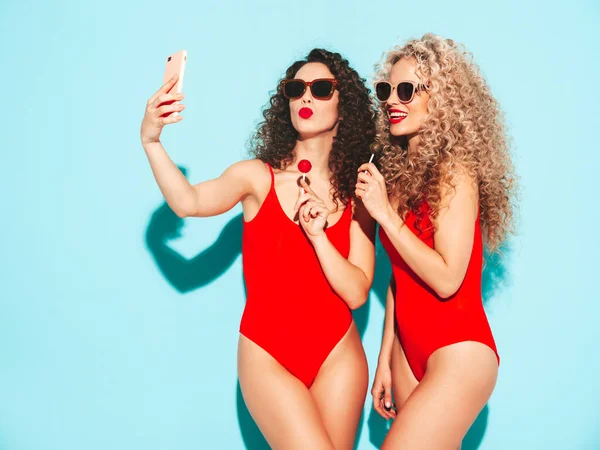 Two Beautiful Smiling Hipster Women Red Swimwear Bathing Suits Trendy — Stock Photo, Image