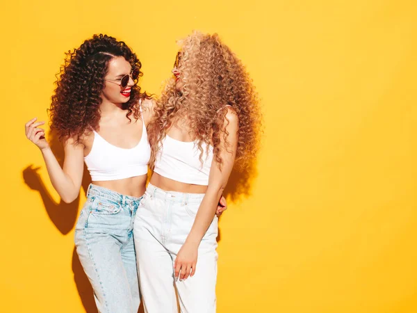 Dvě Krásné Sexy Usměvavé Hipsterky Letních Šatech Moderní Modely Afro — Stock fotografie