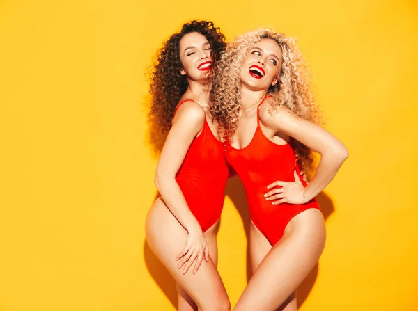 Дві Красиві Сексуальні Усміхнені Жінки Хіпстерики Червоному Літньому Купальнику Модні — стокове фото