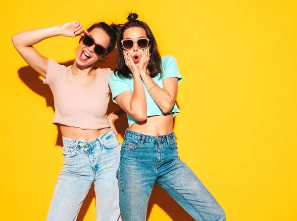 Dvě Mladé Krásné Usměvavé Blonďaté Hipsterky Módních Letních Šatech Sexy Stock Obrázky