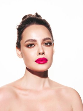 Şık makyajlı ve mükemmel temiz tenli esmer bir kadının moda portresi. Stüdyoda poz veren saçları olan seksi bir manken. Pembe, doğal dudakları olan. Beyazda izole edilmiş