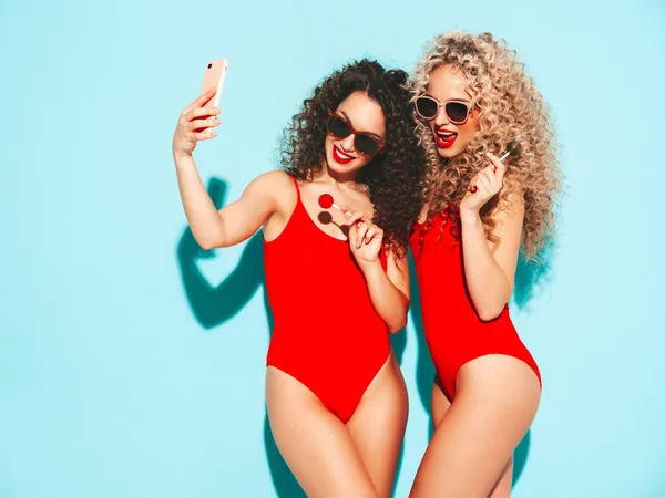 Deux Belles Femmes Hipster Souriantes Maillots Bain Rouge Modèles Tendance — Photo