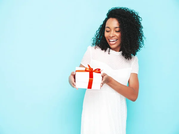 Bella Donna Nera Con Riccioli Afro Acconciatura Modello Sorridente Vestito — Foto Stock