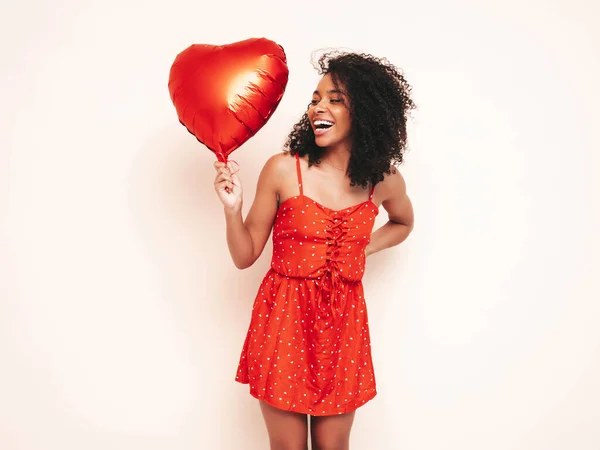 Όμορφη Μαύρη Γυναίκα Αφρο Μπούκλες Χτένισμα Χαμογελαστό Μοντέλο Ντυμένο Κόκκινο — Φωτογραφία Αρχείου