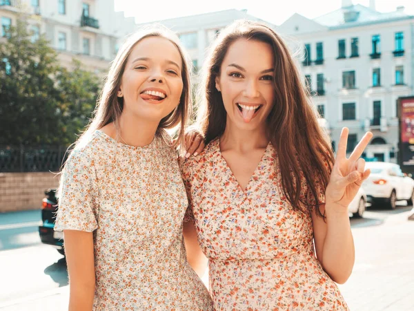 Duas Jovens Bonita Sorridente Hipster Fêmea Moda Verão Dresses Sexy — Fotografia de Stock
