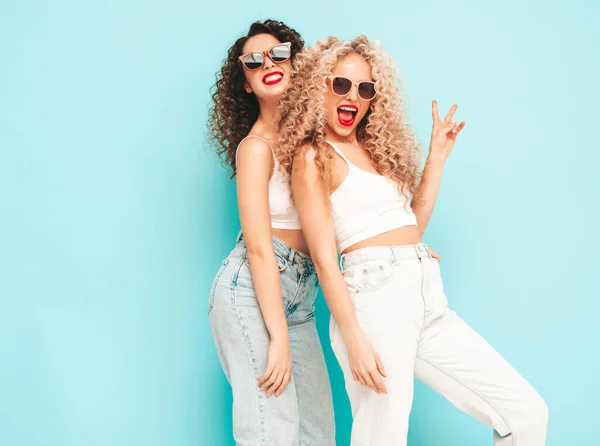 Twee Mooie Sexy Lachende Hippe Vrouwen Zomerkleren Trendy Modellen Met — Stockfoto