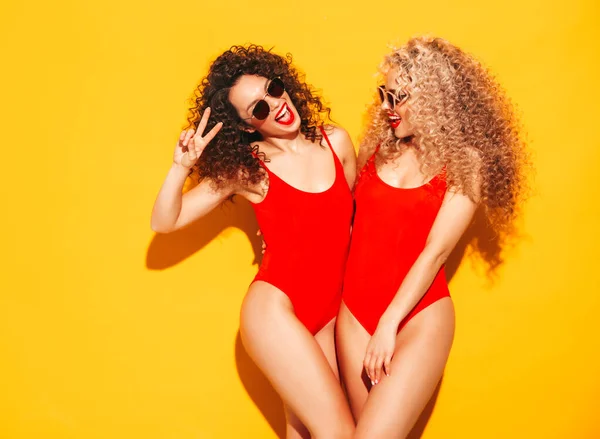 Deux Belles Femmes Hipster Souriantes Sexy Maillots Bain Rouges Été — Photo