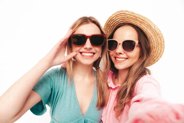 Dois Jovens Bonita Sorridente Morena Hipster Fêmea Vestidos Verão Moda — Fotografia de Stock