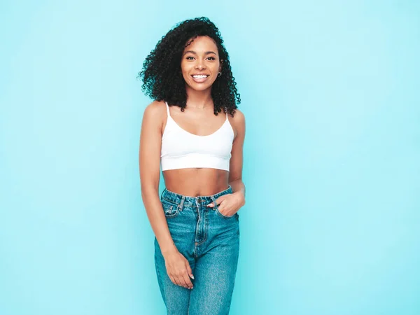 Mulher Negra Bonita Com Afro Cachos Penteado Modelo Sorridente Vestido — Fotografia de Stock