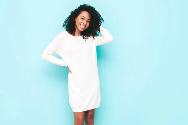 Όμορφη Μαύρη Γυναίκα Αφρο Μπούκλες Χτένισμα Χαμογελαστό Μοντέλο Ντυμένο Λευκό — Φωτογραφία Αρχείου