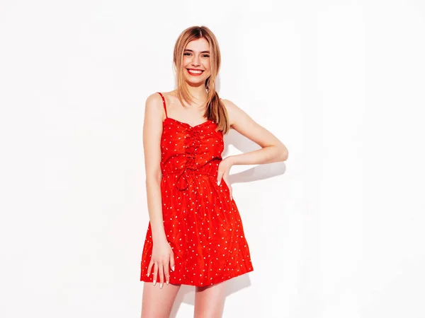 Jovem Bela Fêmea Sorridente Vestido Vermelho Verão Moda Mulher Loira — Fotografia de Stock
