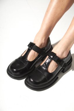 Siyah ayakkabılı güzel kadın bacakları. Beyaz arkaplanda stüdyo görüntüsü