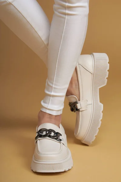 Perfeito Pernas Femininas Belas Pernas Femininas Sapatos Verão Calças Grife — Fotografia de Stock