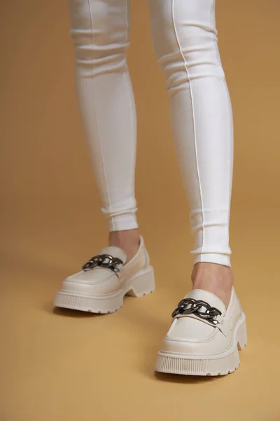 Perfeito Pernas Femininas Pernas Femininas Bonitas Sapatos Verão Calças Grife — Fotografia de Stock