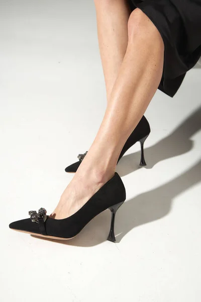 Mujer Quitándose Los Zapatos Negros Tacón Alto Largo Delgado Hermosos — Foto de Stock