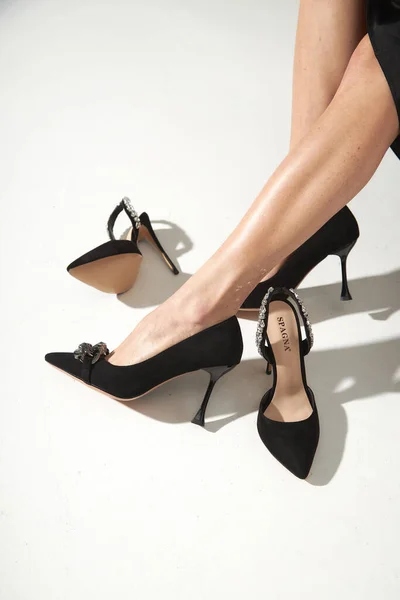 Женщина Снимает Туфли Высоких Каблуках Длинные Стройные Красивые Женские Ноги — стоковое фото