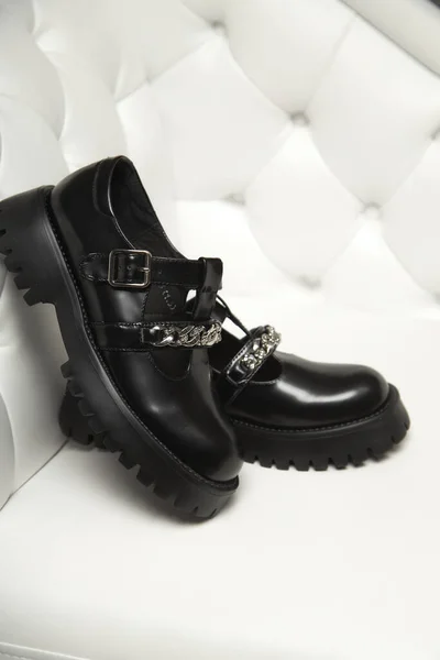 Sapatilhas Rua Negras Nas Pernas Das Mulheres Sapatos Pretos Confortáveis — Fotografia de Stock