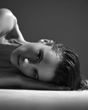 Çıplak vücut kızının siyah ve beyaz şehvetli portresi. Çıplak, seksi, genç bir kadın. Estetik konsepti, güzel vücut pozitifliği, sağlıklı yaşam tarzı..