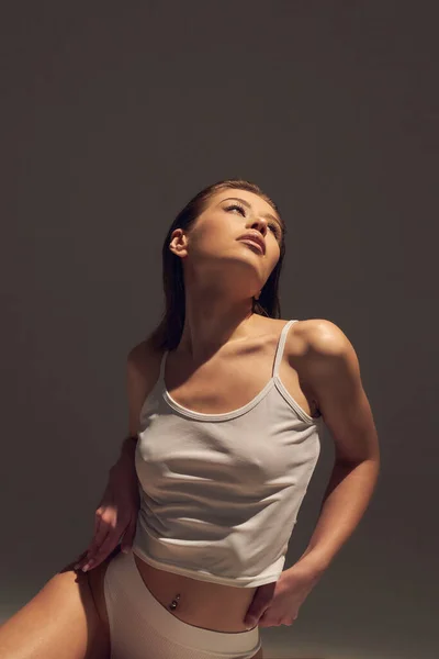 Retrato Modelo Mulher Atraente Jovem Com Cabelo Encaracolado Longo Marrom — Fotografia de Stock