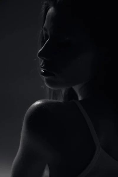 Портрет Молодой Привлекательной Женщины Модели Коричневыми Длинными Кудрявыми Волосами Белом — стоковое фото