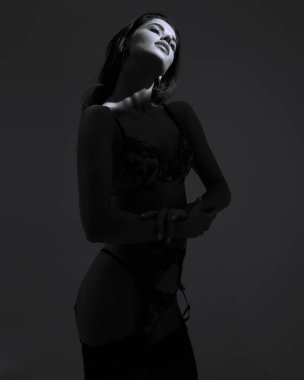 Tek renkli kadın güzelliği, sağlıklı ciltle yüzleşir. 2022 yılında makyaj yapan kadın kozmetik spa konsepti..