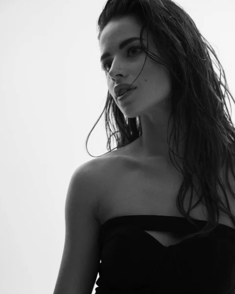Portrét Mladé Atraktivní Modelky Dlouhými Hnědými Kudrnatými Vlasy Černé Šaty — Stock fotografie