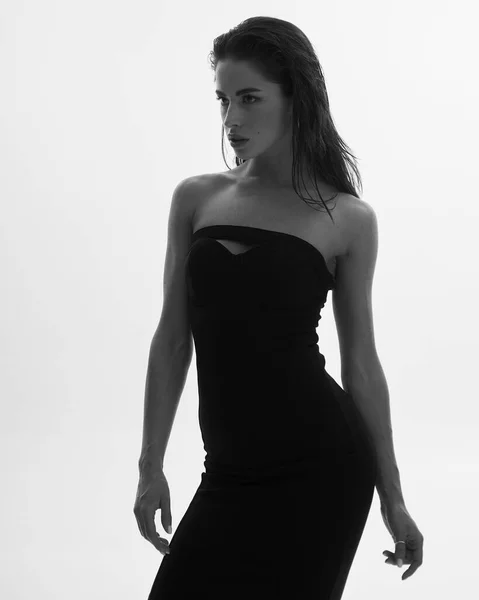 Portret Młodej Atrakcyjnej Modelki Brązowymi Długimi Kręconymi Włosami Czarną Sukienką — Zdjęcie stockowe