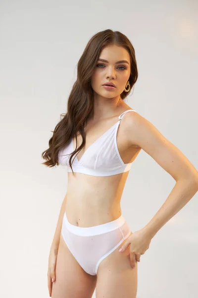 セクシーな女の子の広告新しい夏2022コレクションのランジェリー 夏服のプレゼンテーション 完全な長さの写真 隔離された白い背景 スタジオショット 太陽画面のコンセプト — ストック写真