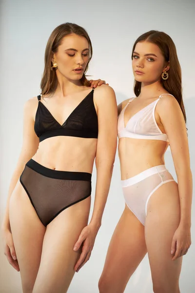 Twee Sexy Slanke Meisjes Designer Zwart Wit Lingerie Jonge Vrouwelijke — Stockfoto