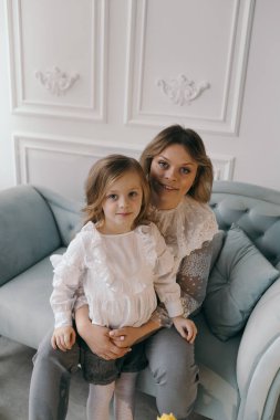 Mutlu, genç bir anneye sarıl, tatlı, küçük bir anaokulu kızına sarıl, konuş, sır paylaş, gülümse anne kucakla, küçük kızı kucakla, sevgi göster ve ilgi göster, birlikte tatlı, hassas anın tadını çıkar.