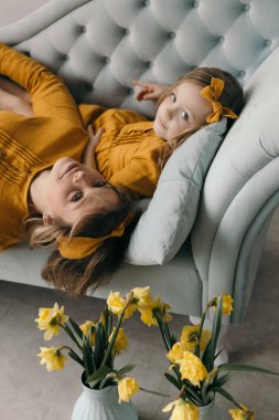 Mutlu anne ve kız yalan söylerken kucaklaşıyorlar